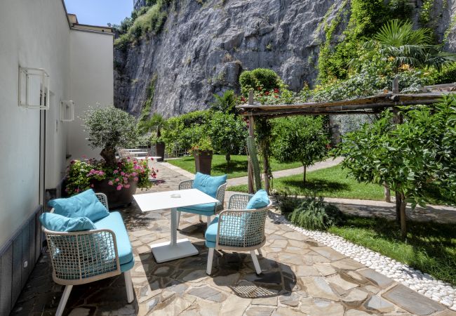 Villa in Sorrento - AMORE RENTALS - Villa del Maggiore with Direct Access to the Sea, Sea View, Garden and Private Swimming Pool Villa in Sorrento - AMORE RENTALS - Villa del Maggiore with Direct Access to the Sea, Sea View, Garden and Private Swimming Pool
