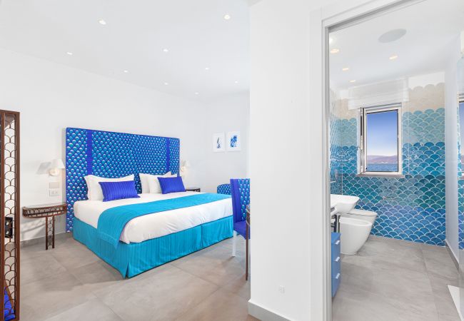 Villa in Sorrento - AMORE RENTALS - Villa del Maggiore with Direct Access to the Sea, Sea View, Garden and Private Swimming Pool Villa in Sorrento - AMORE RENTALS - Villa del Maggiore with Direct Access to the Sea, Sea View, Garden and Private Swimming Pool