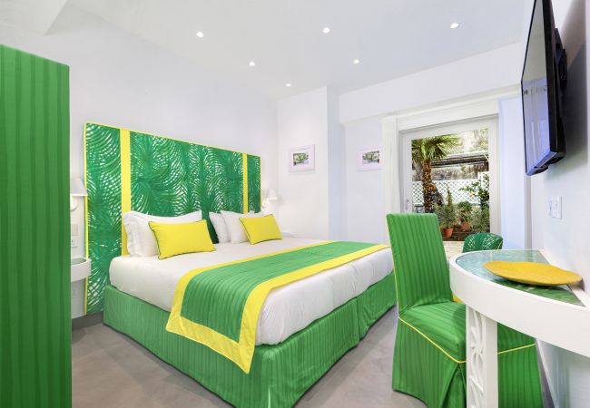 Villa in Sorrento - AMORE RENTALS - Villa del Maggiore with Direct Access to the Sea, Sea View, Garden and Private Swimming Pool Villa in Sorrento - AMORE RENTALS - Villa del Maggiore with Direct Access to the Sea, Sea View, Garden and Private Swimming Pool