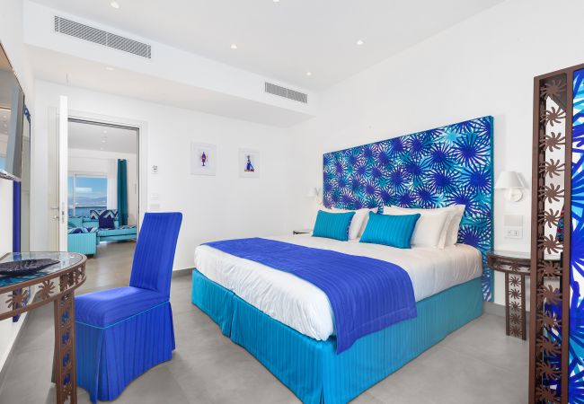 Villa in Sorrento - AMORE RENTALS - Villa del Maggiore with Direct Access to the Sea, Sea View, Garden and Private Swimming Pool Villa in Sorrento - AMORE RENTALS - Villa del Maggiore with Direct Access to the Sea, Sea View, Garden and Private Swimming Pool