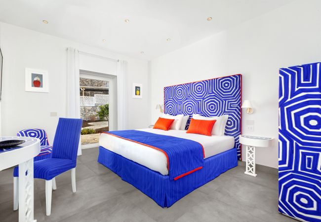 Villa in Sorrento - AMORE RENTALS - Villa del Maggiore with Direct Access to the Sea, Sea View, Garden and Private Swimming Pool Villa in Sorrento - AMORE RENTALS - Villa del Maggiore with Direct Access to the Sea, Sea View, Garden and Private Swimming Pool