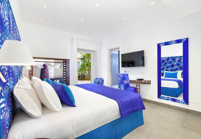 Villa in Sorrento - AMORE RENTALS - Villa del Maggiore with Direct Access to the Sea, Sea View, Garden and Private Swimming Pool Villa in Sorrento - AMORE RENTALS - Villa del Maggiore with Direct Access to the Sea, Sea View, Garden and Private Swimming Pool