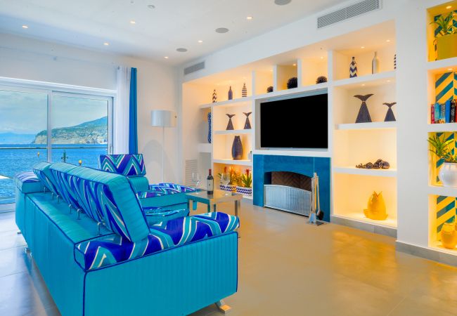 Villa in Sorrento - AMORE RENTALS - Villa del Maggiore with Direct Access to the Sea, Sea View, Garden and Private Swimming Pool Villa in Sorrento - AMORE RENTALS - Villa del Maggiore with Direct Access to the Sea, Sea View, Garden and Private Swimming Pool