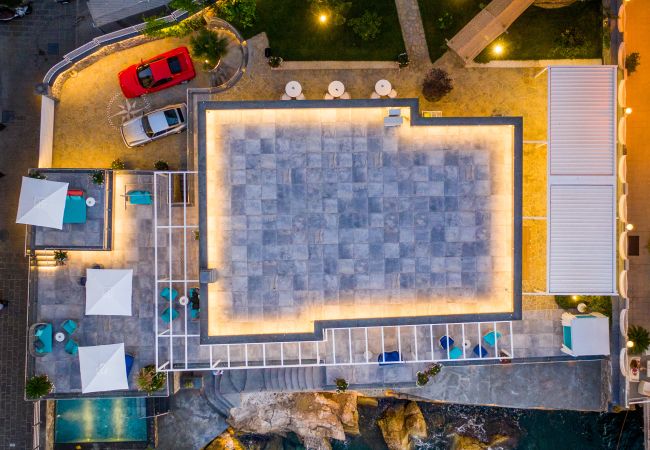 Villa in Sorrento - AMORE RENTALS - Villa del Maggiore with Direct Access to the Sea, Sea View, Garden and Private Swimming Pool Villa in Sorrento - AMORE RENTALS - Villa del Maggiore with Direct Access to the Sea, Sea View, Garden and Private Swimming Pool