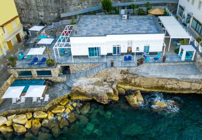 Villa in Sorrento - AMORE RENTALS - Villa del Maggiore with Direct Access to the Sea, Sea View, Garden and Private Swimming Pool Villa in Sorrento - AMORE RENTALS - Villa del Maggiore with Direct Access to the Sea, Sea View, Garden and Private Swimming Pool