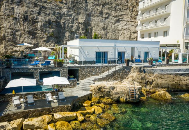 Villa in Sorrento - AMORE RENTALS - Villa del Maggiore with Direct Access to the Sea, Sea View, Garden and Private Swimming Pool Villa in Sorrento - AMORE RENTALS - Villa del Maggiore with Direct Access to the Sea, Sea View, Garden and Private Swimming Pool