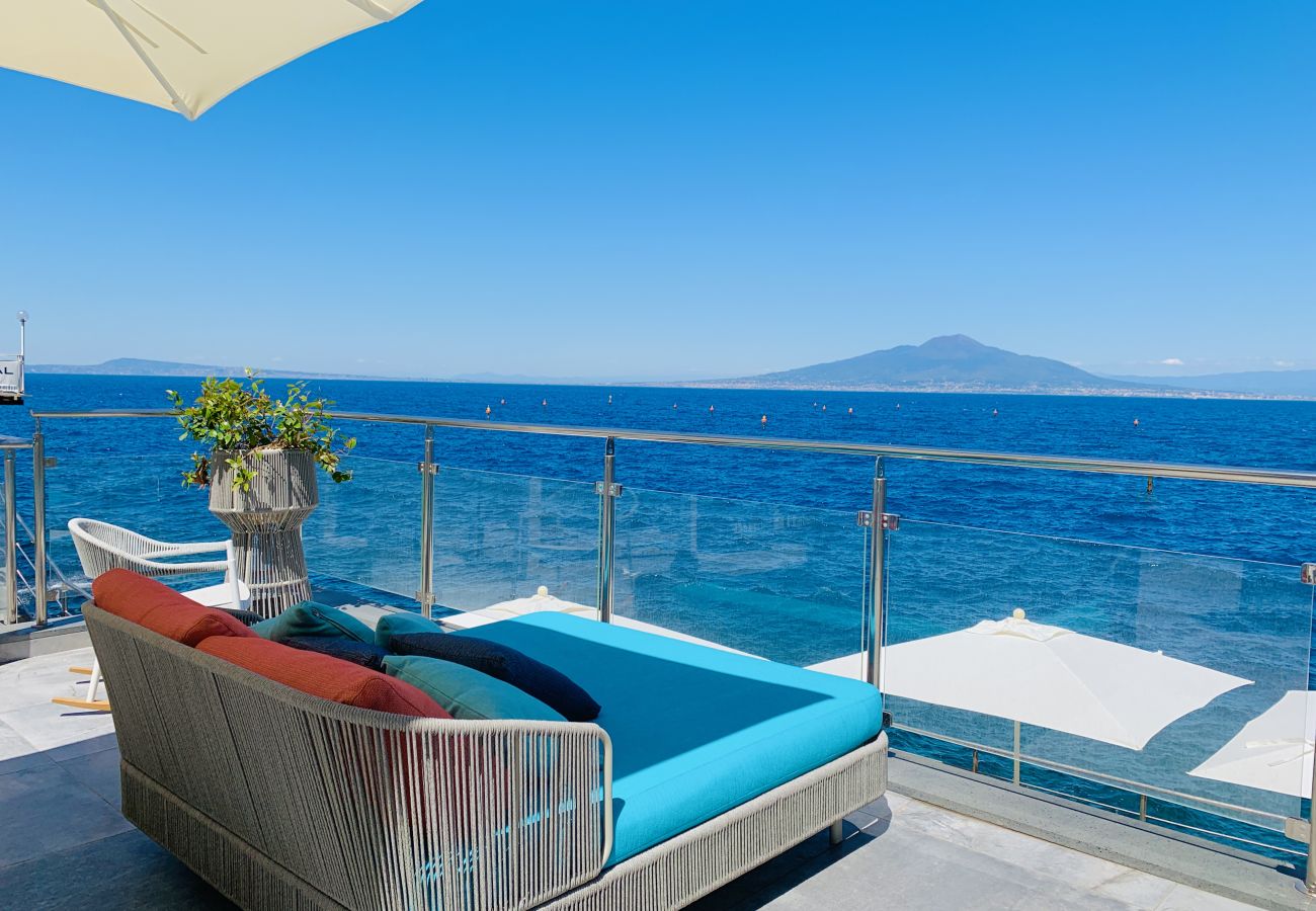 Villa in Sorrento - AMORE RENTALS - Villa del Maggiore with Direct Access to the Sea, Sea View, Garden and Private Swimming Pool