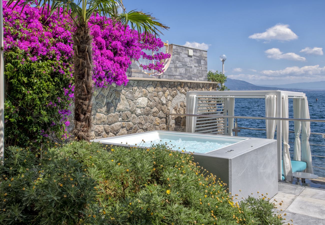 Villa in Sorrento - AMORE RENTALS - Villa del Maggiore with Direct Access to the Sea, Sea View, Garden and Private Swimming Pool