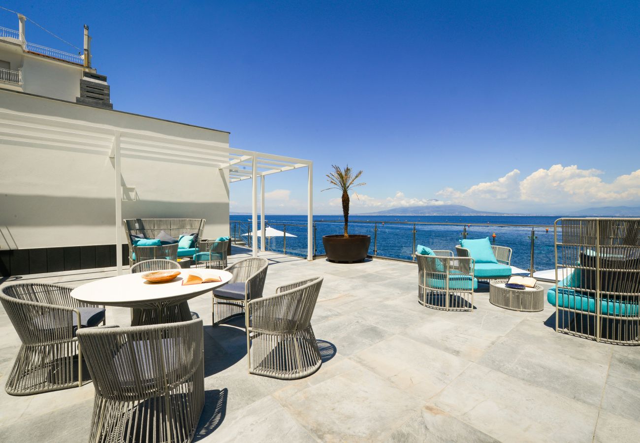 Villa in Sorrento - AMORE RENTALS - Villa del Mare with Direct Access to the Sea, Sea View, Garden and Parking