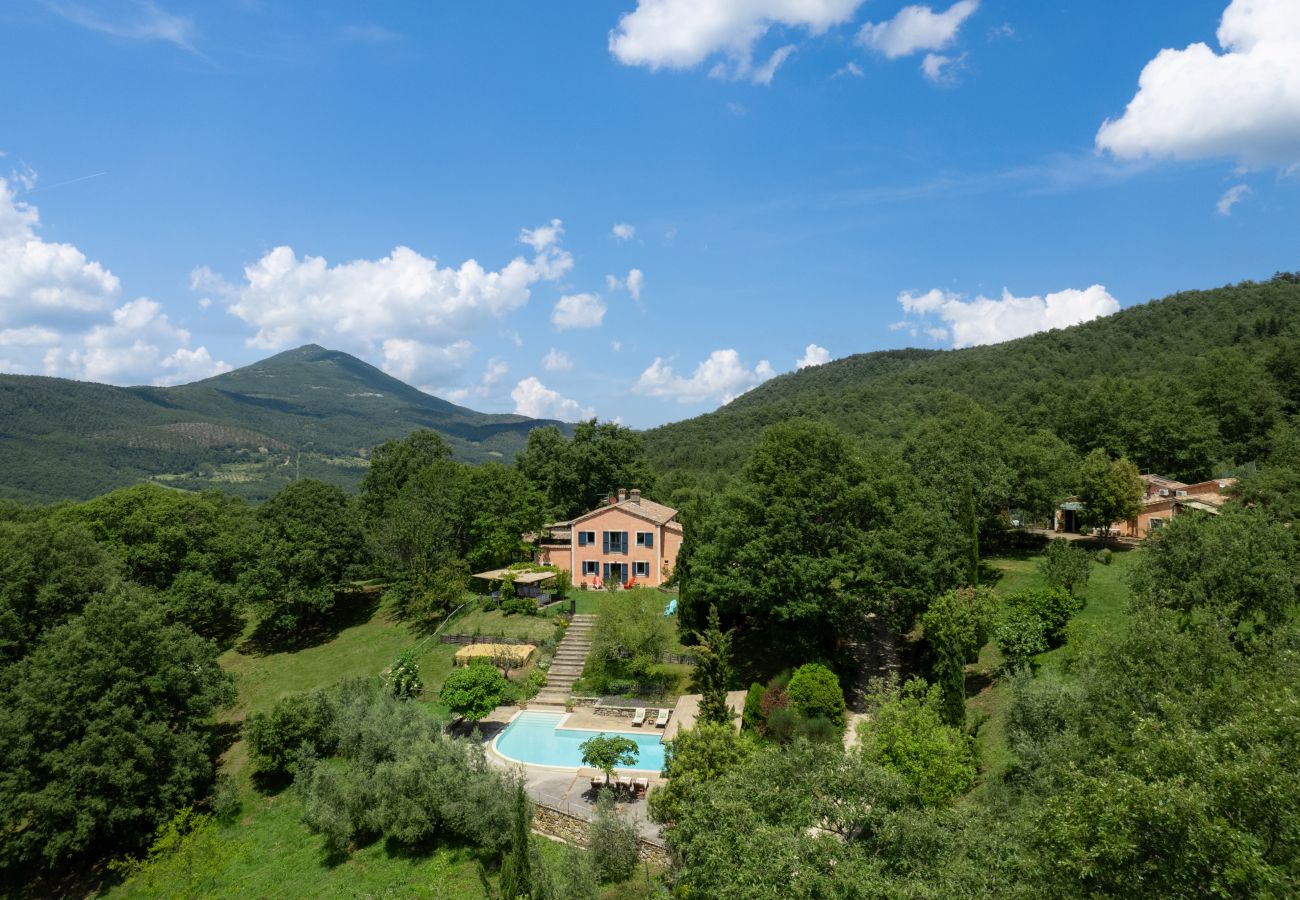 Villa in San Casciano dei Bagni - AMORE RENTALS - Casale della Toscana with private Swimming Pool, Garden, Parking and Terrace