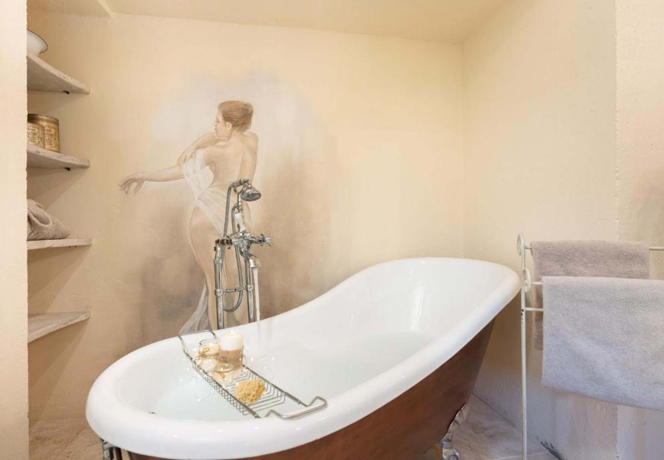 Villa in San Casciano dei Bagni - AMORE RENTALS - Casale della Toscana with private Swimming Pool, Garden, Parking and Terrace