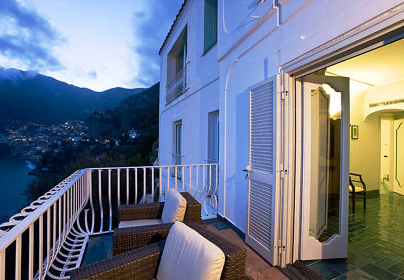 Villa in Positano - AMORE RENTALS - Villa Le Sirene with Private Swimming Pool, Sea View and Breakfast