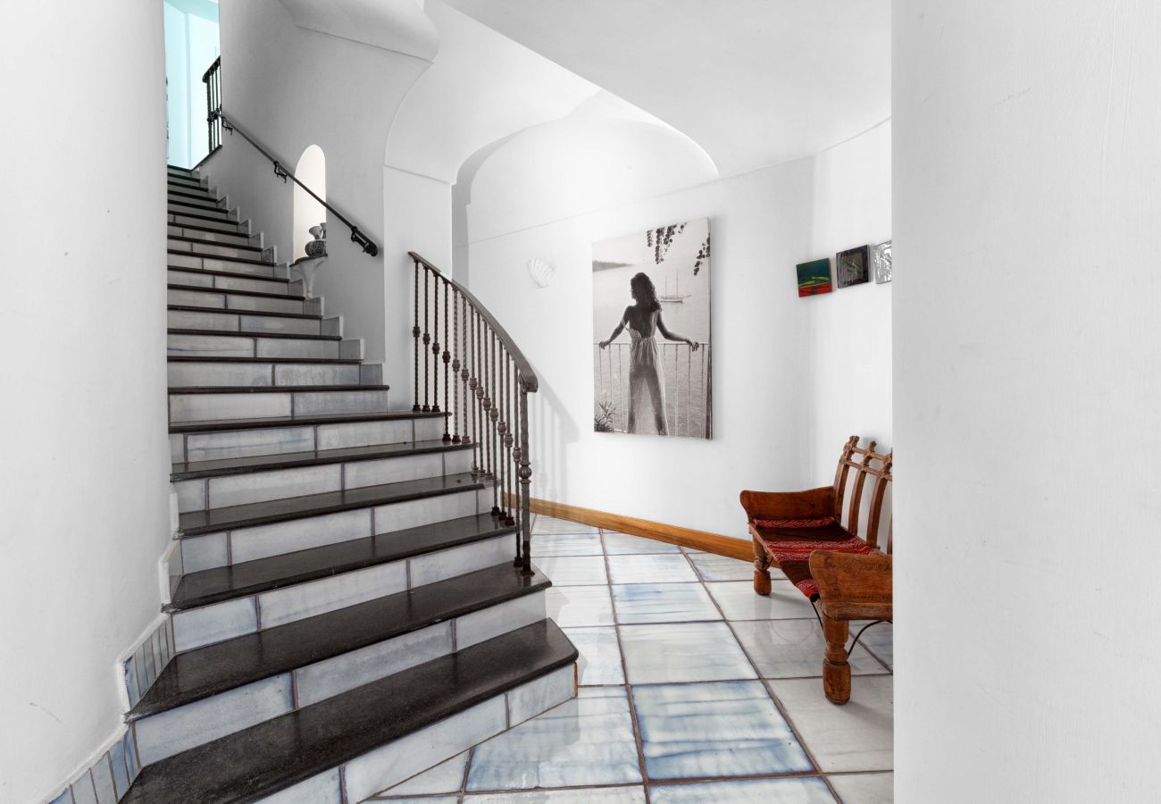 Villa in Positano - AMORE RENTALS - Villa Le Sirene with Outdoor Jacuzzi and Sea View