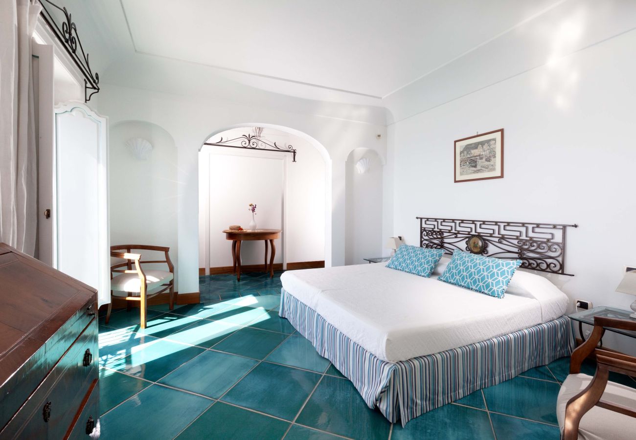 Villa in Positano - AMORE RENTALS - Villa Le Sirene with Outdoor Jacuzzi and Sea View