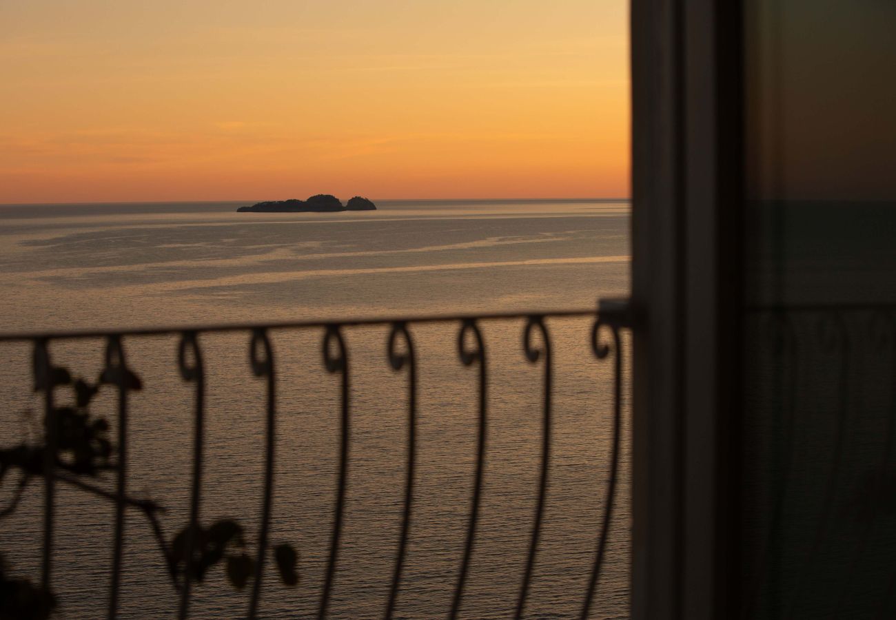 Villa in Positano - AMORE RENTALS - Villa Le Sirene with Outdoor Jacuzzi and Sea View