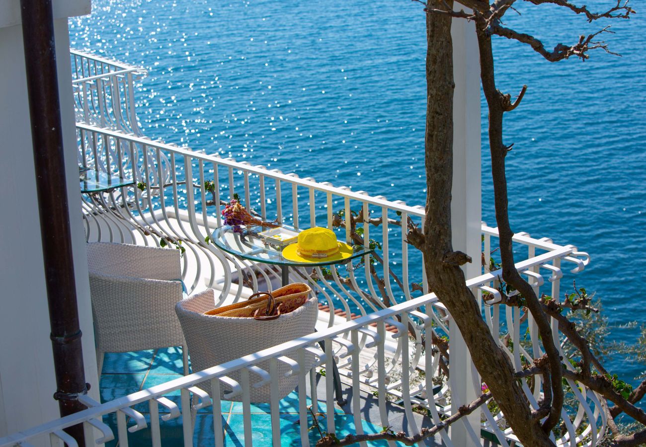 Villa in Positano - AMORE RENTALS - Villa Le Sirene with Outdoor Jacuzzi and Sea View