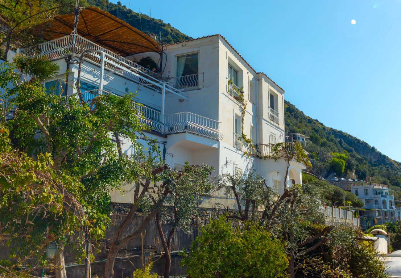 Villa in Positano - AMORE RENTALS - Villa Le Sirene with Outdoor Jacuzzi and Sea View