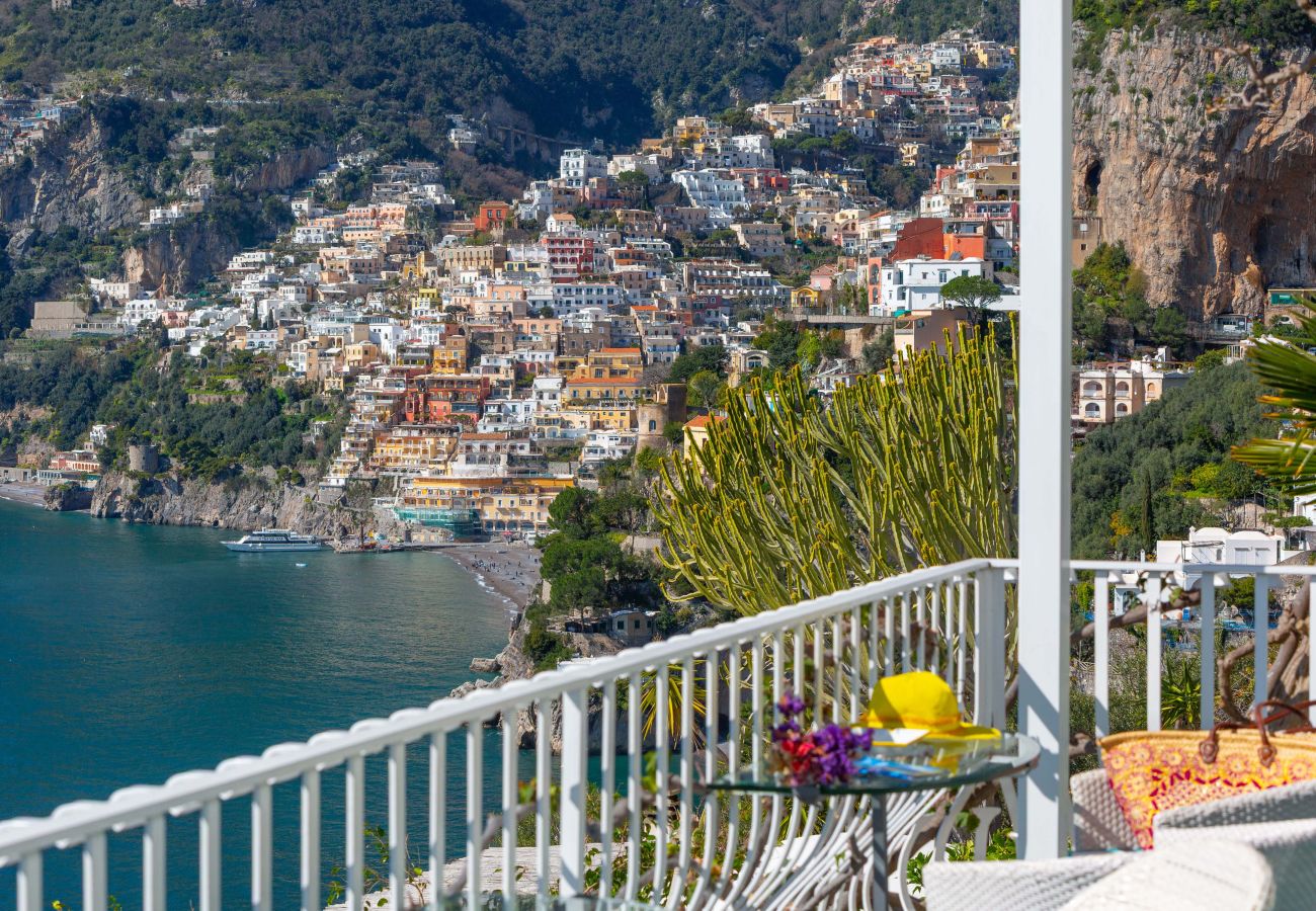 Villa in Positano - AMORE RENTALS - Villa Le Sirene with Outdoor Jacuzzi and Sea View