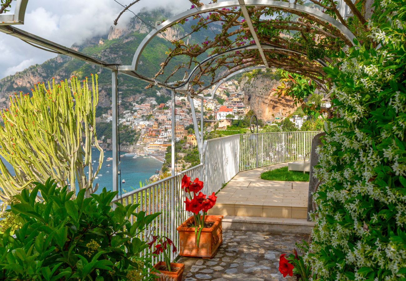 Villa in Positano - AMORE RENTALS - Villa Le Sirene with Outdoor Jacuzzi and Sea View