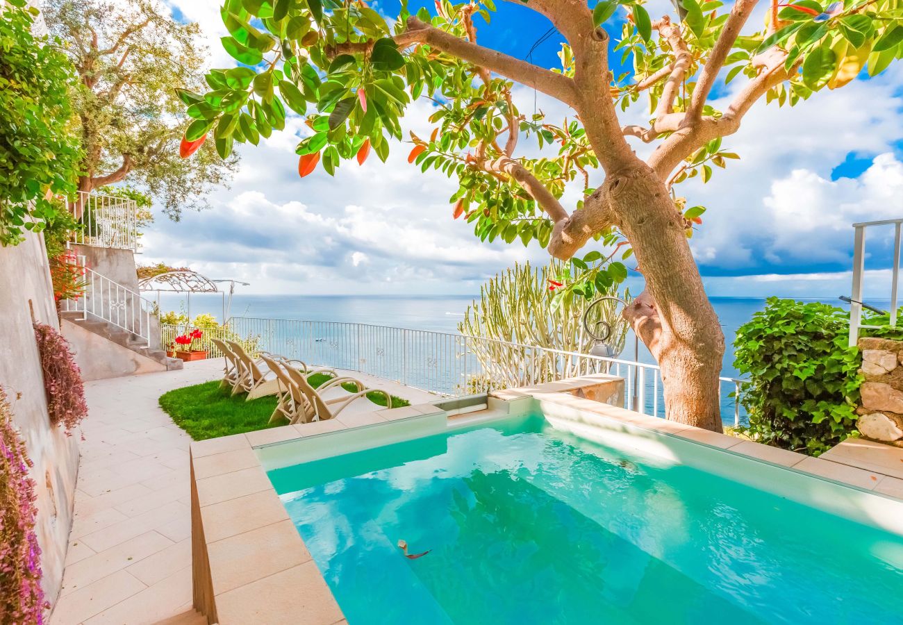 Villa in Positano - AMORE RENTALS - Villa Le Sirene with Outdoor Jacuzzi and Sea View