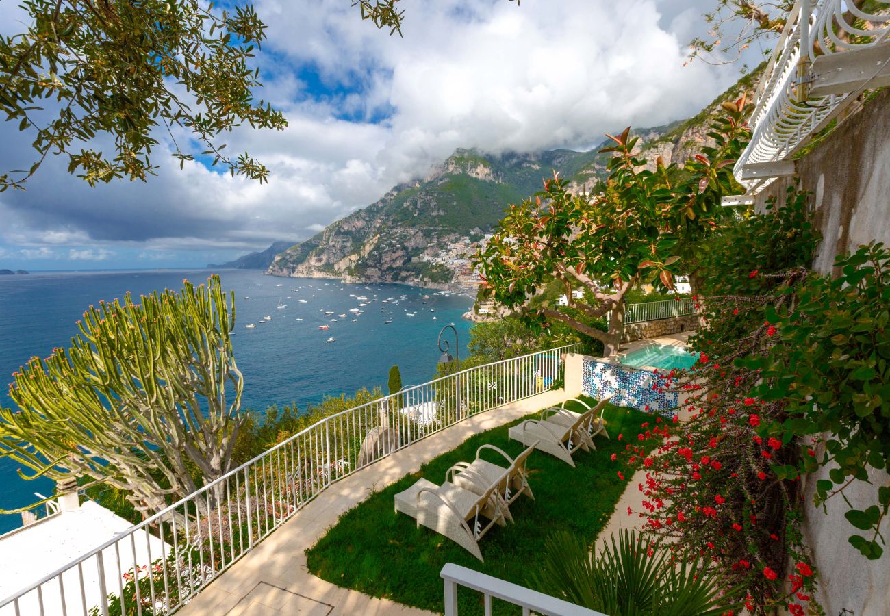 Villa in Positano - AMORE RENTALS - Villa Le Sirene with Outdoor Jacuzzi and Sea View