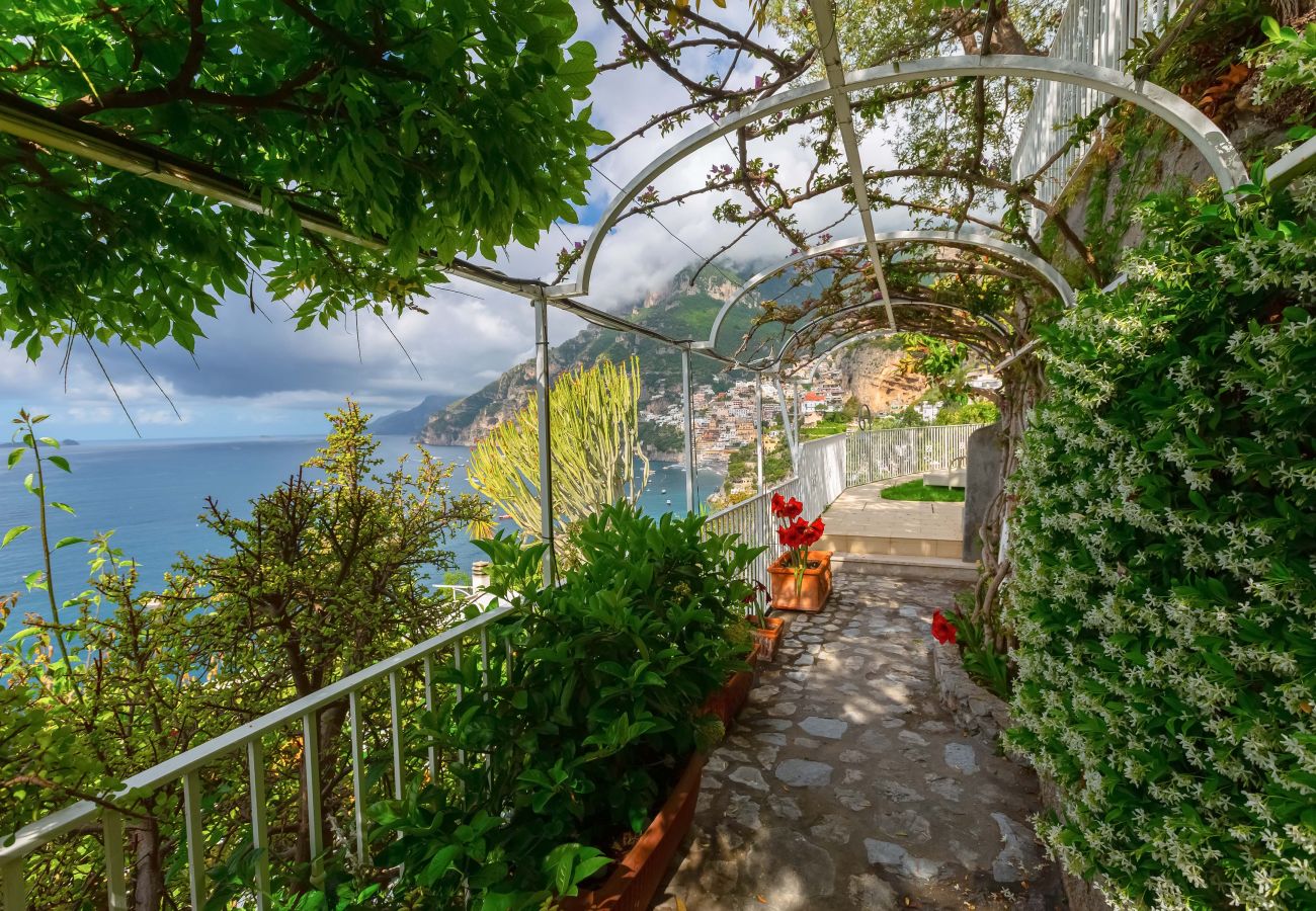Villa in Positano - AMORE RENTALS - Villa Le Sirene with Outdoor Jacuzzi and Sea View