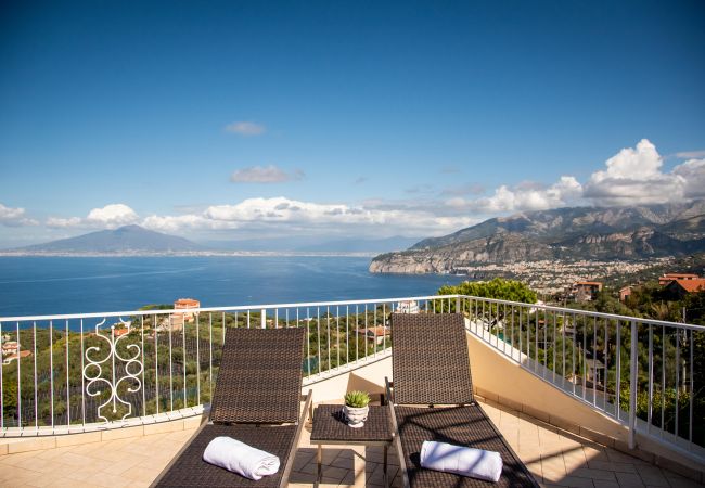 Villa in Sorrento - AMORE RENTALS - Villa Ado with Private Swimming Pool, Garden, Sea View and Parking