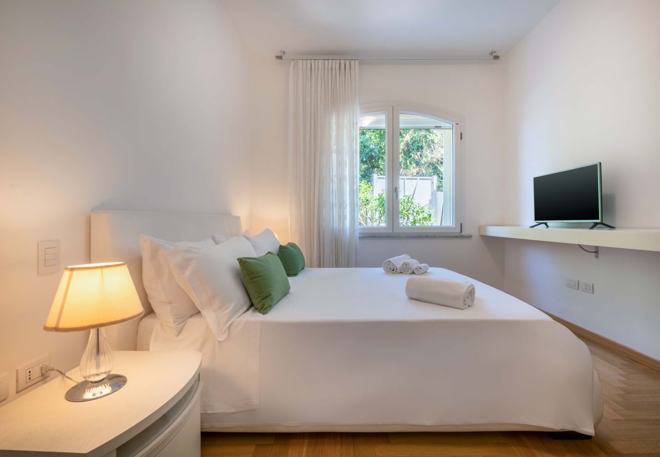 Villa in Sorrento - AMORE RENTALS - Villa Ado with Private Swimming Pool, Garden, Sea View and Parking