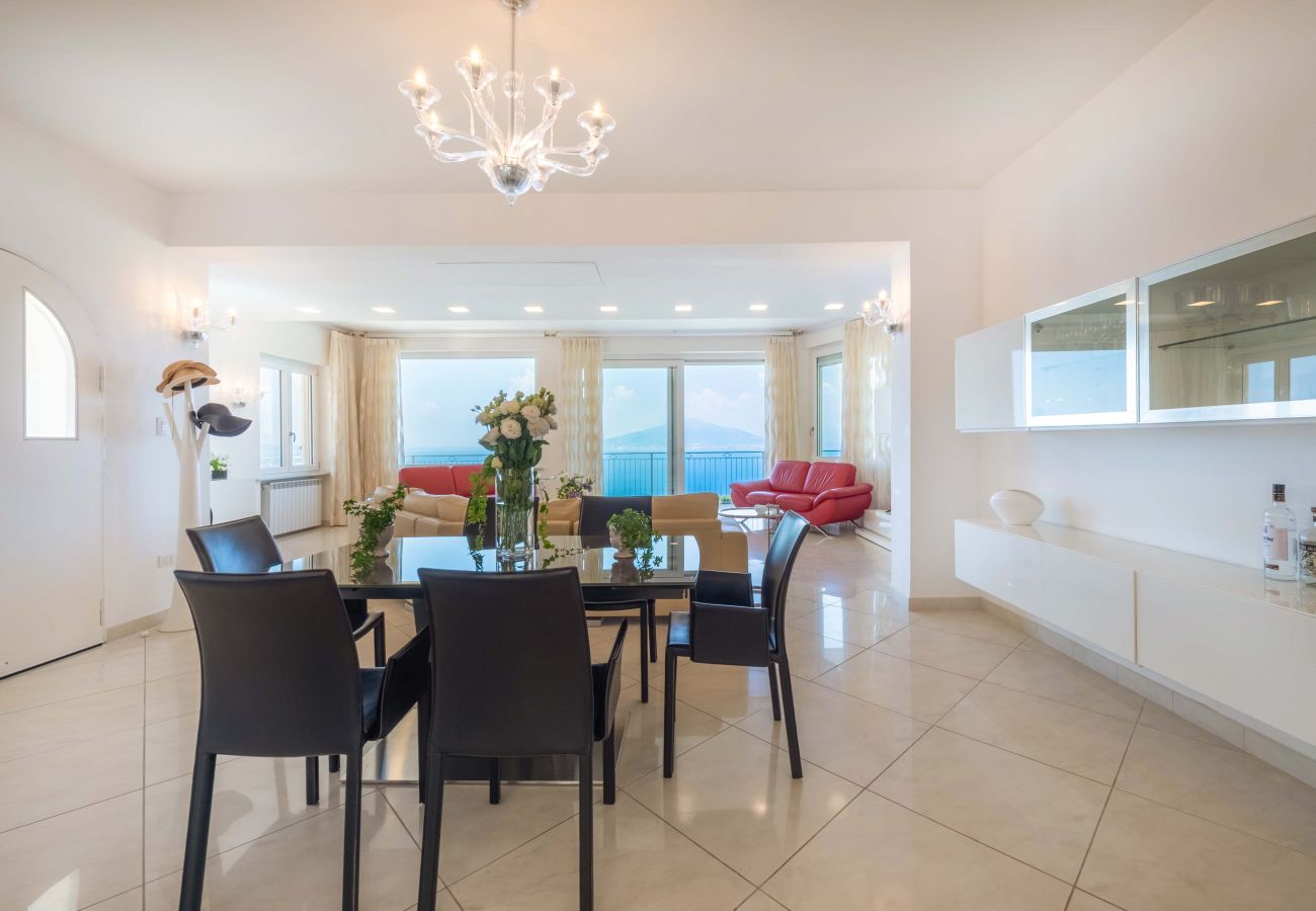 Villa in Sorrento - AMORE RENTALS - Villa Ado with Private Swimming Pool, Garden, Sea View and Parking
