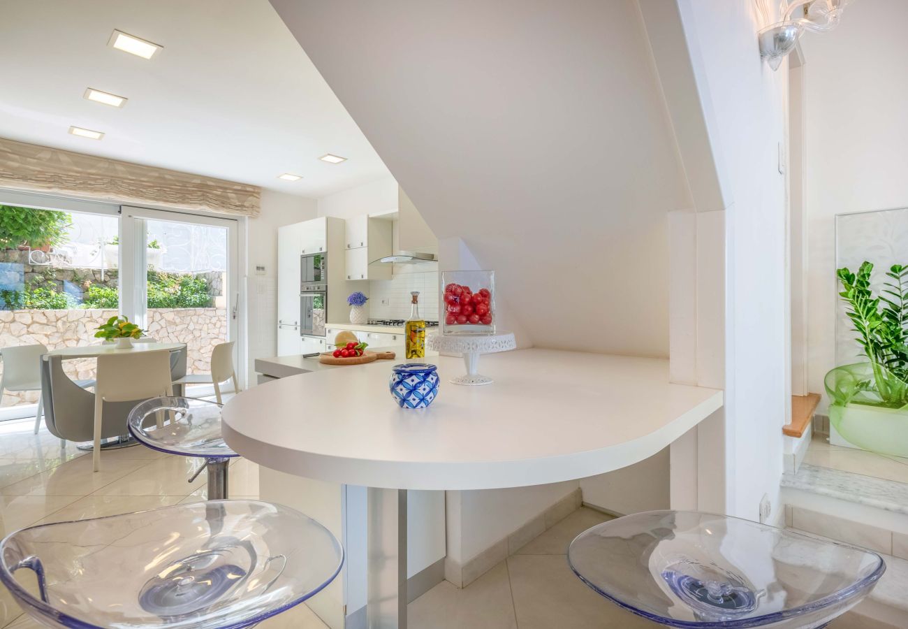 Villa in Sorrento - AMORE RENTALS - Villa Ado with Private Swimming Pool, Garden, Sea View and Parking