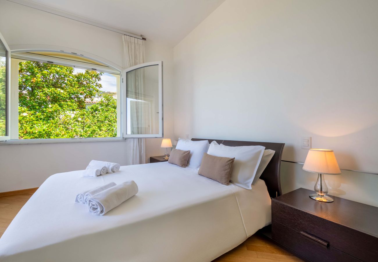 Villa in Sorrento - AMORE RENTALS - Villa Ado with Private Swimming Pool, Garden, Sea View and Parking