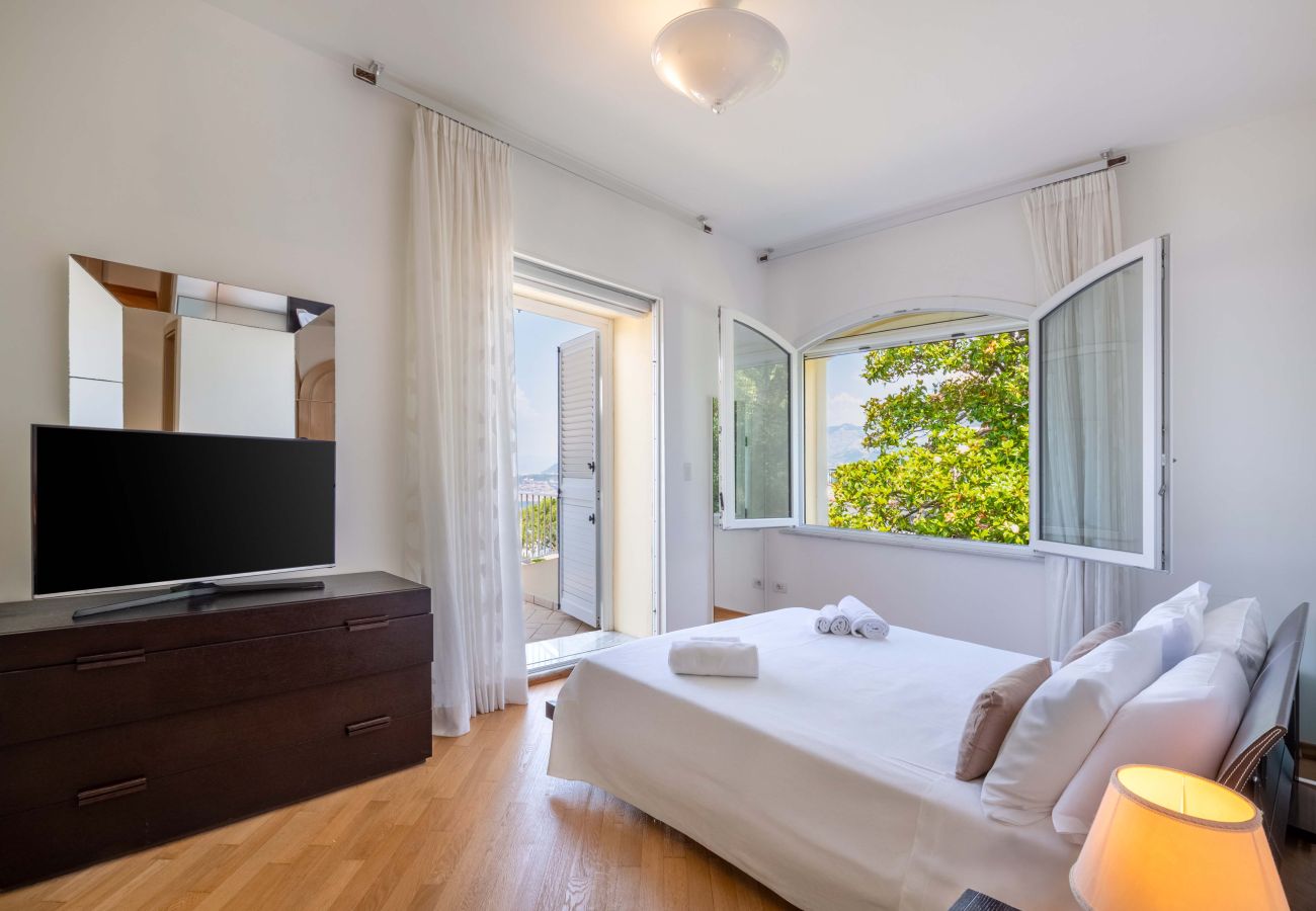 Villa in Sorrento - AMORE RENTALS - Villa Ado with Private Swimming Pool, Garden, Sea View and Parking