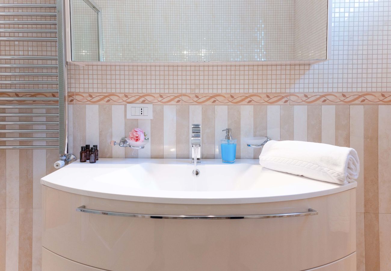 Villa in Sorrento - AMORE RENTALS - Villa Ado with Private Swimming Pool, Garden, Sea View and Parking