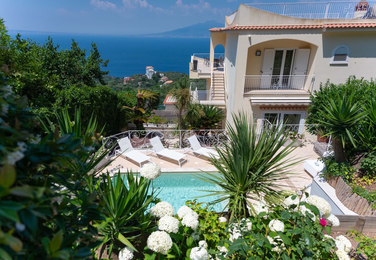 Villa in Sorrento - AMORE RENTALS - Villa Ado with Private Swimming Pool, Garden, Sea View and Parking