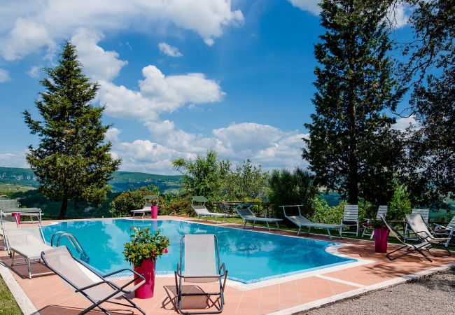Villa/Dettached house in Radicofani - AMORE RENTALS - Villa Il Giardino with Private Swimming Pool, Garden, Ideal for Weddings