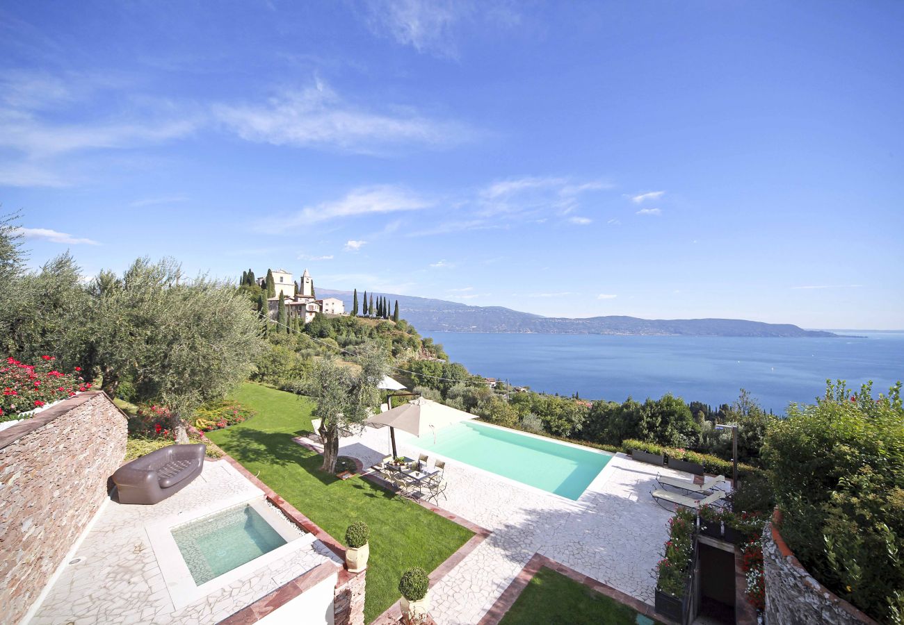 Villa in Toscolano-Maderno - AMORE RENTALS - Villa Teodora with Private Swimming Pool, SPA, Garden and Helicopter Service