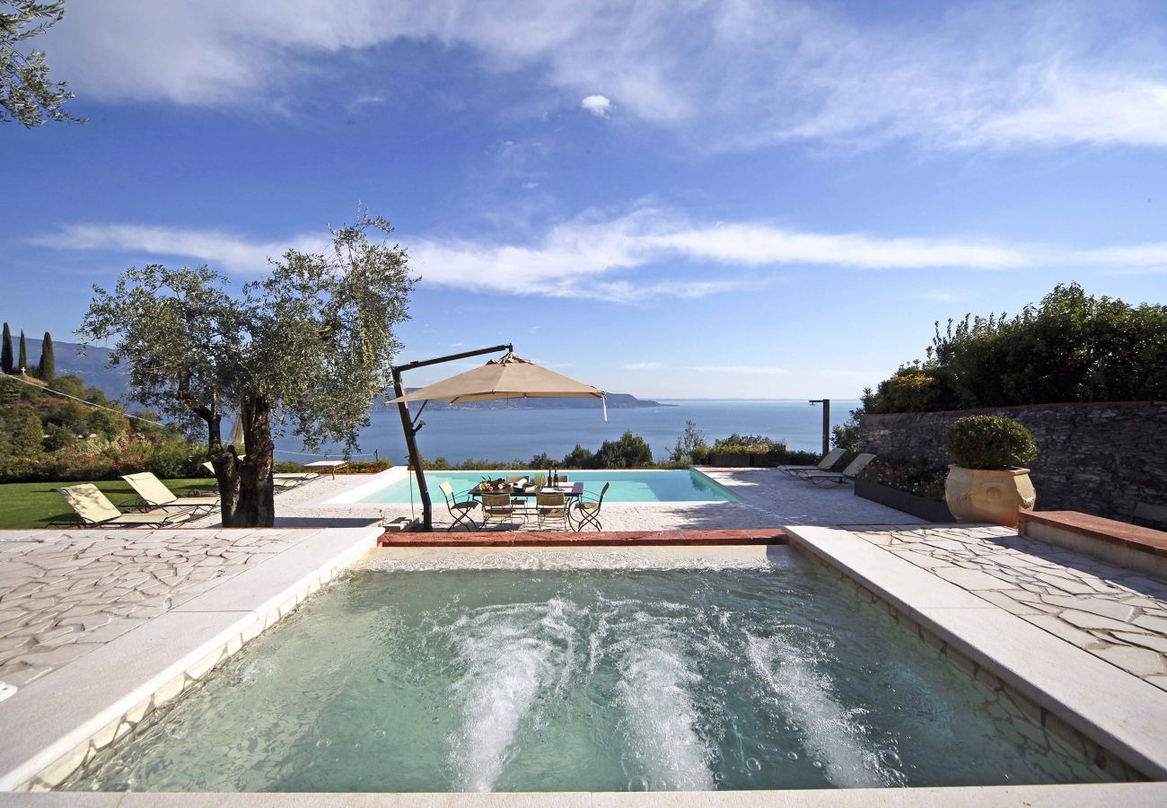 Villa in Toscolano-Maderno - AMORE RENTALS - Villa Teodora with Private Swimming Pool, SPA, Garden and Helicopter Service