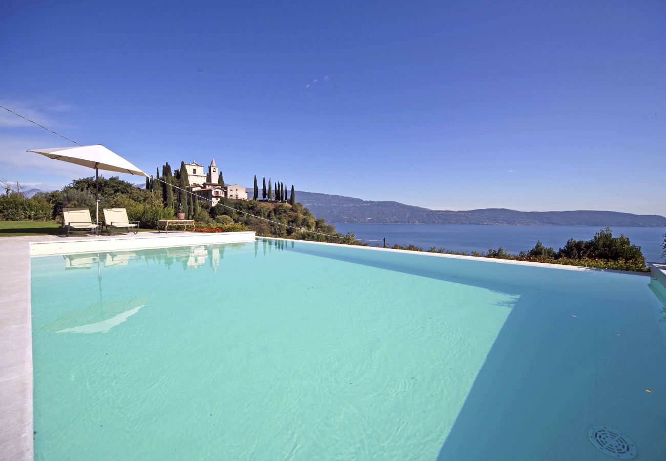 Villa in Toscolano-Maderno - AMORE RENTALS - Villa Teodora with Private Swimming Pool, SPA, Garden and Helicopter Service