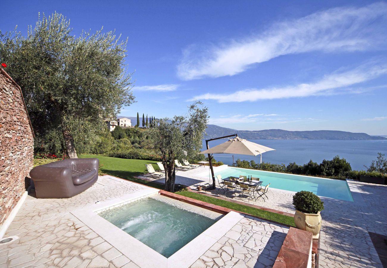 Villa in Toscolano-Maderno - AMORE RENTALS - Villa Teodora with Private Swimming Pool, SPA, Garden and Helicopter Service