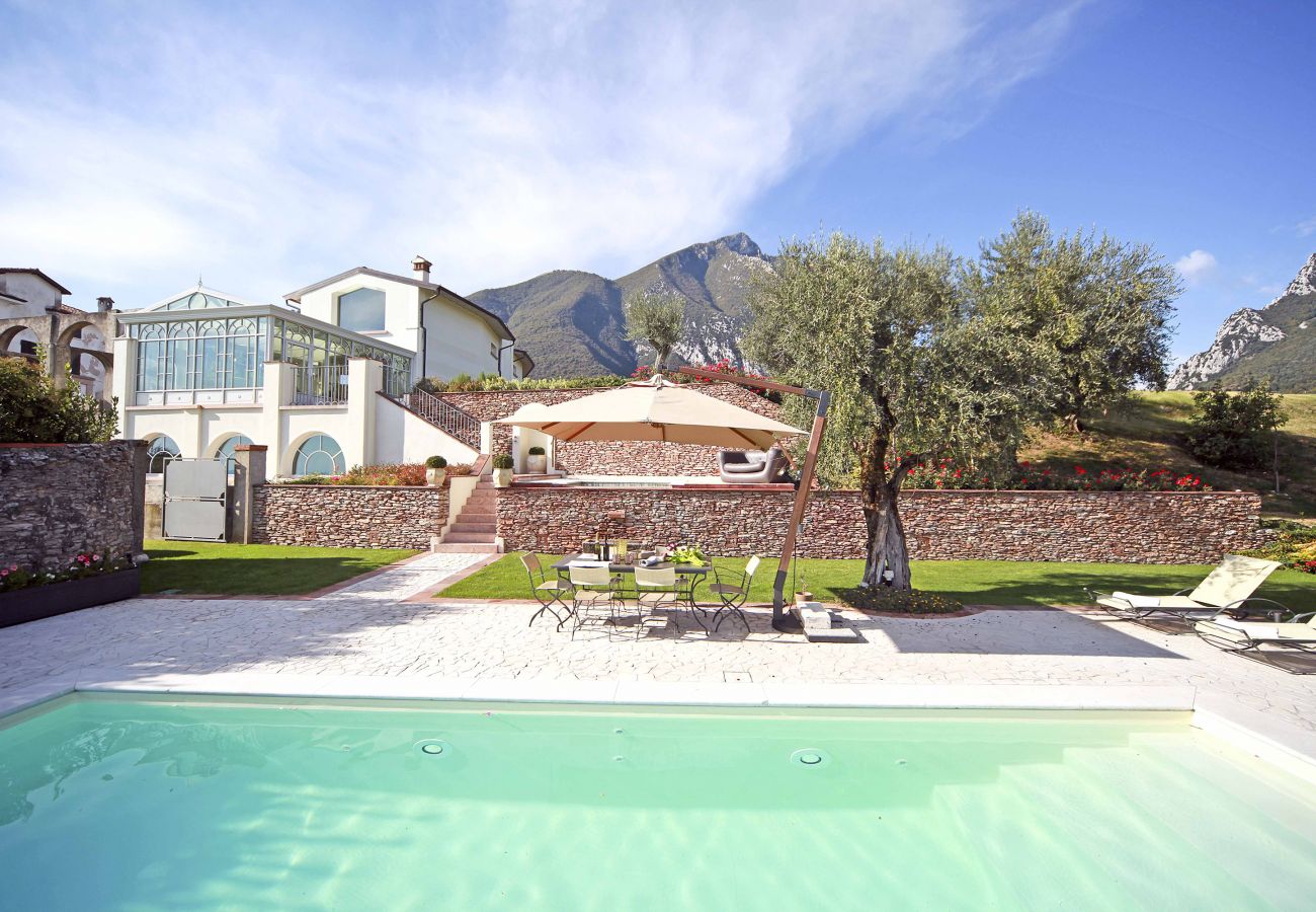 Villa in Toscolano-Maderno - AMORE RENTALS - Villa Teodora with Private Swimming Pool, SPA, Garden and Helicopter Service