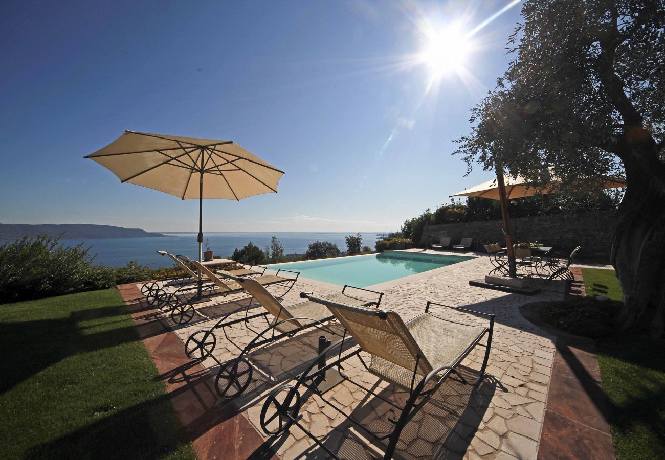 Villa in Toscolano-Maderno - AMORE RENTALS - Villa Teodora with Private Swimming Pool, SPA, Garden and Helicopter Service
