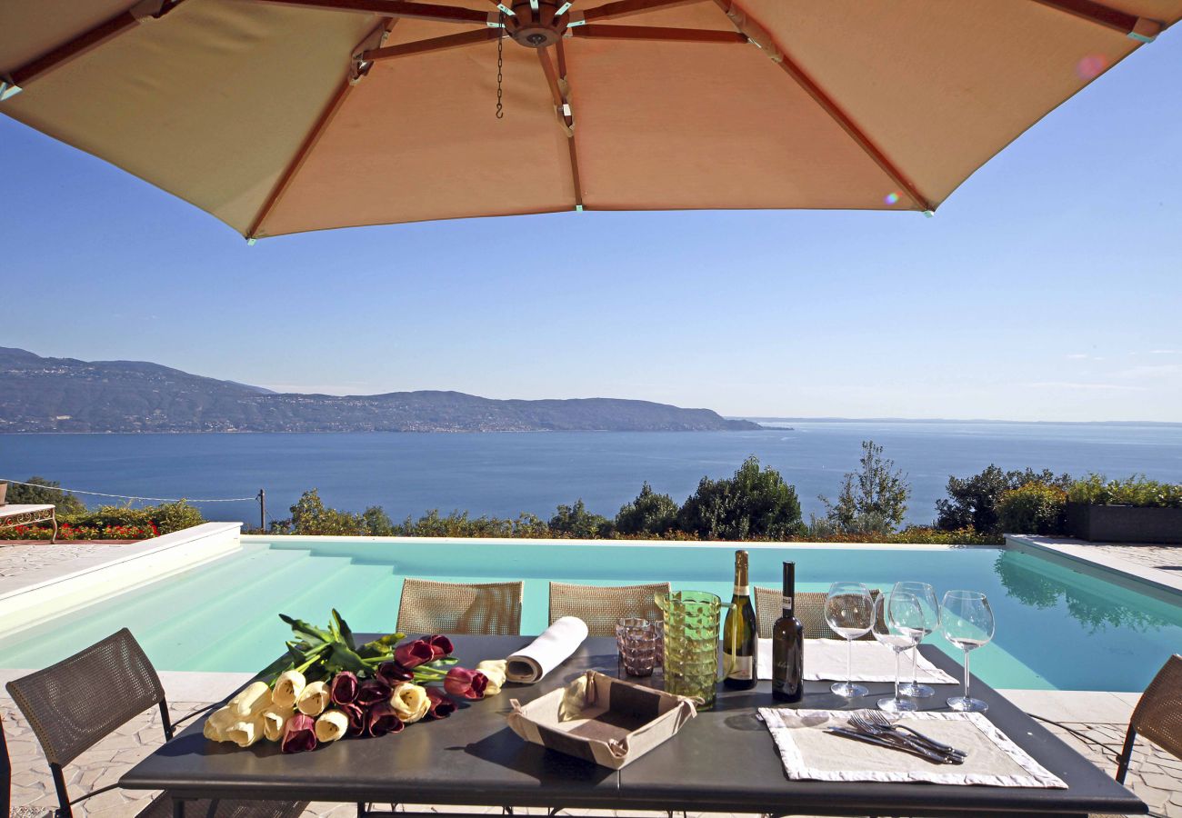 Villa in Toscolano-Maderno - AMORE RENTALS - Villa Teodora with Private Swimming Pool, SPA, Garden and Helicopter Service