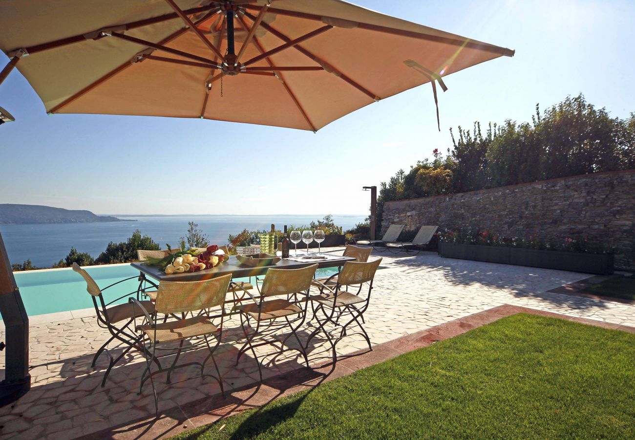 Villa in Toscolano-Maderno - AMORE RENTALS - Villa Teodora with Private Swimming Pool, SPA, Garden and Helicopter Service