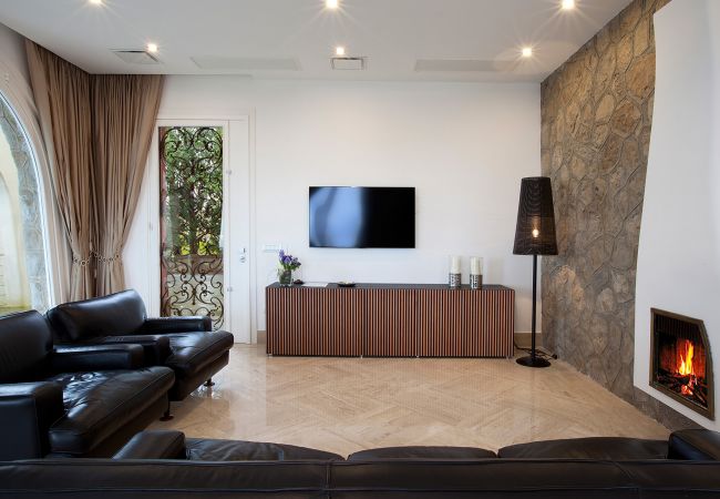 Villa in Sorrento - AMORE RENTALS - Villa Daniela with Swimming pool, Wellness Area, Garden and Sea View Villa in Sorrento - AMORE RENTALS - Villa Daniela with Swimming pool, Wellness Area, Garden and Sea View