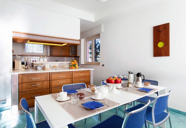 Villa in Sorrento - AMORE RENTALS - Villa Daniela with Swimming pool, Wellness Area, Garden and Sea View Villa in Sorrento - AMORE RENTALS - Villa Daniela with Swimming pool, Wellness Area, Garden and Sea View