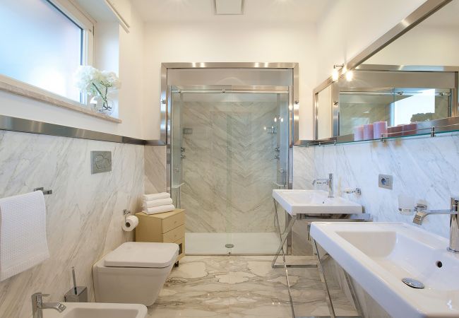 Villa in Sorrento - AMORE RENTALS - Villa Daniela with Swimming pool, Wellness Area, Garden and Sea View Villa in Sorrento - AMORE RENTALS - Villa Daniela with Swimming pool, Wellness Area, Garden and Sea View