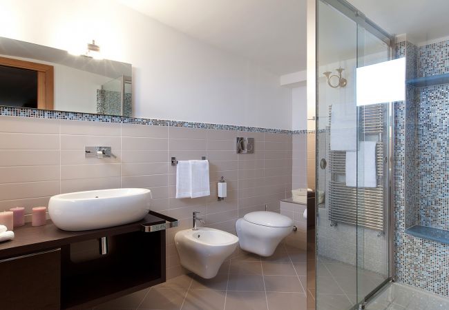 Villa in Sorrento - AMORE RENTALS - Villa Daniela with Swimming pool, Wellness Area, Garden and Sea View Villa in Sorrento - AMORE RENTALS - Villa Daniela with Swimming pool, Wellness Area, Garden and Sea View