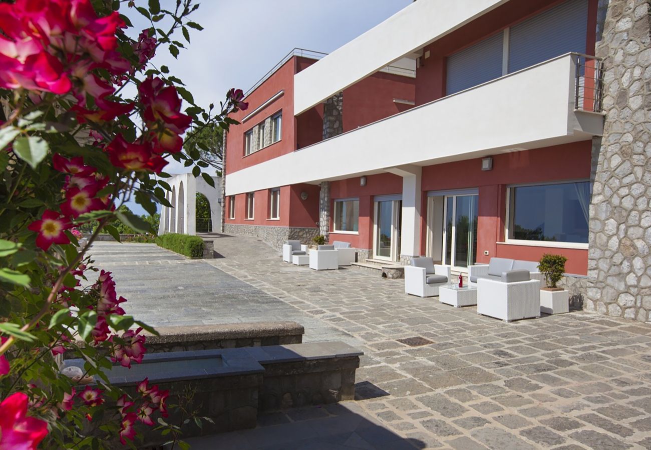Villa in Sorrento - AMORE RENTALS - Villa Daniela with Swimming pool, Wellness Area, Garden and Sea View