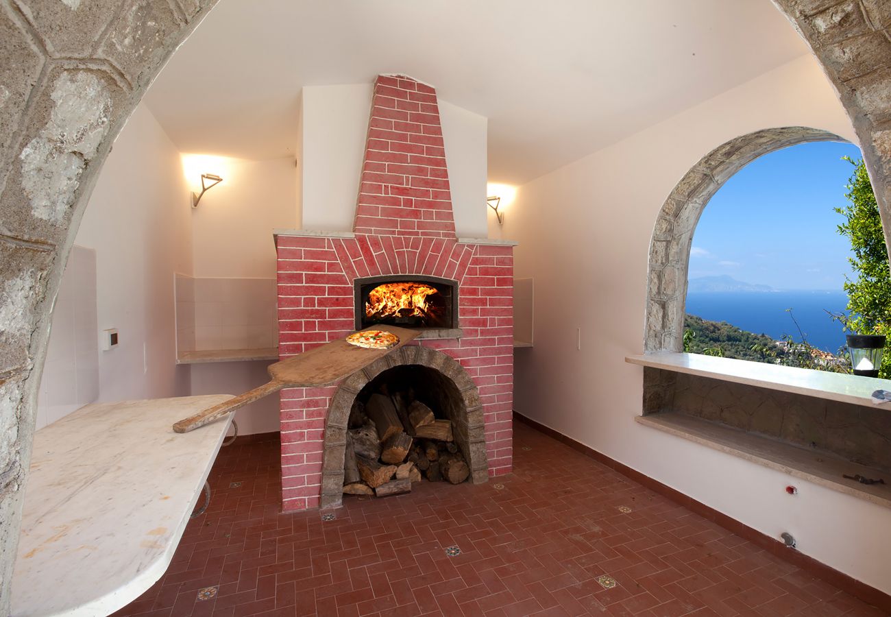 Villa in Sorrento - AMORE RENTALS - Villa Daniela with Swimming pool, Wellness Area, Garden and Sea View