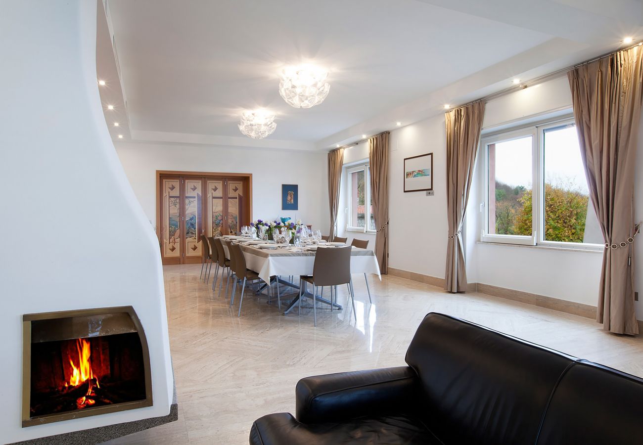 Villa in Sorrento - AMORE RENTALS - Villa Daniela with Swimming pool, Wellness Area, Garden and Sea View